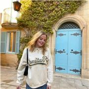 Studentin im internationalen Masterstudium gibt Englischunterricht für alle Lernniveaus